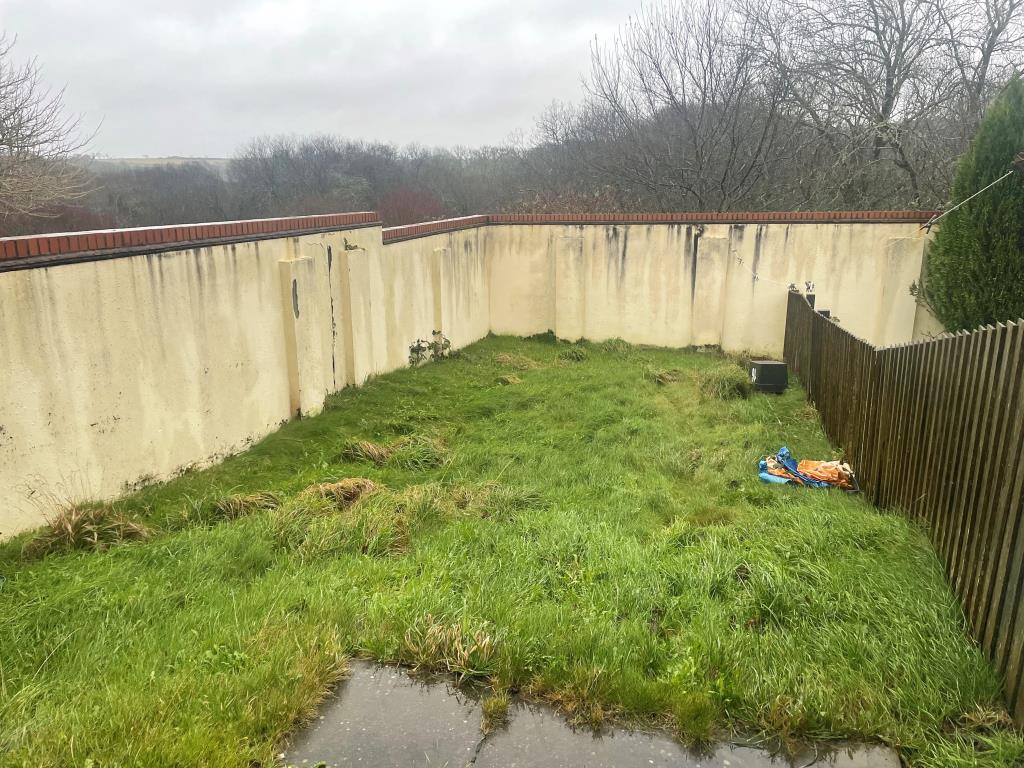 Lot: 36 - SUBSTANTIAL SEMI-DETACHED HOUSE - Rear garden mainly grassed with small patio area